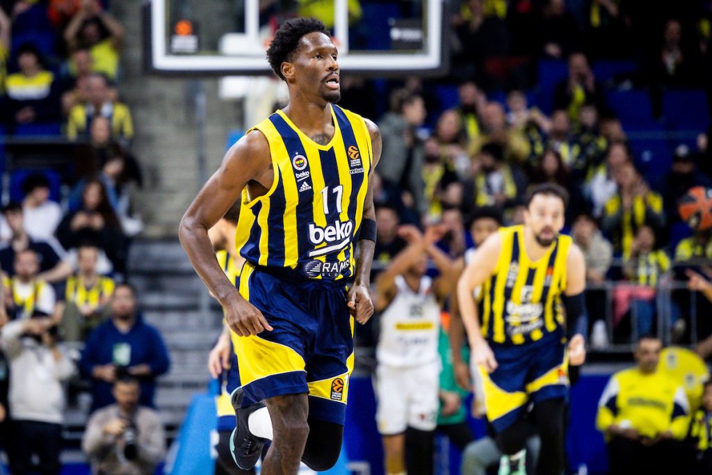 FENERBAHČE VLADA TURSKOM Efes pao u produžetku! Povređeni Gudurić posmatrao pobedu svog tima