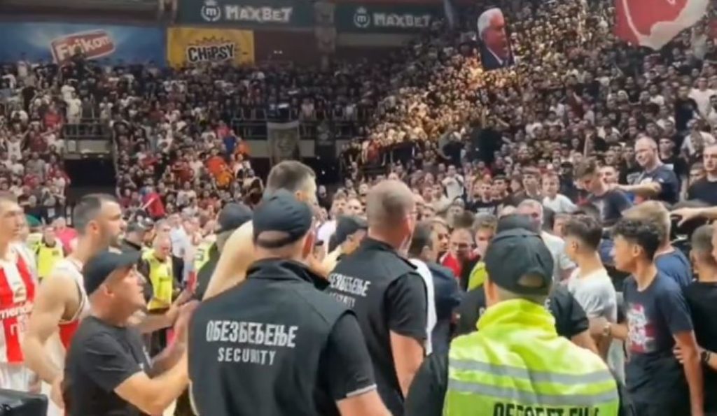 UMALO FRKA Mitrović odgurnuo navijača posle meča (VIDEO)