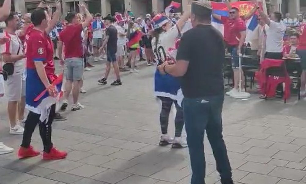 PRAVA SPORTSKA ATMOSFERA Utakmica pre utakmice! Navijači Srbije i Slovenije se nadglašavaju na minhenskom trgu (VIDEO)