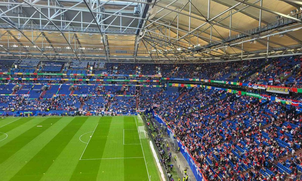 „MARŠ NA DRINU“ U GELZENKIRHENU Navijači pozdravili „orlove“ – stadion se puni, srpski reprezentativci imaju ogromnu podršku (VIDEO)