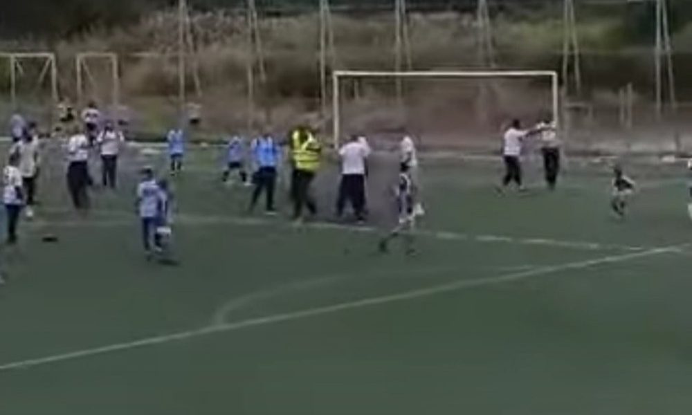 POTPUNO PODETINJILI Nesvakidašnja scena u Severnoj Makedoniji! Deca igraju fudbal, a tuku se roditelji (VIDEO)