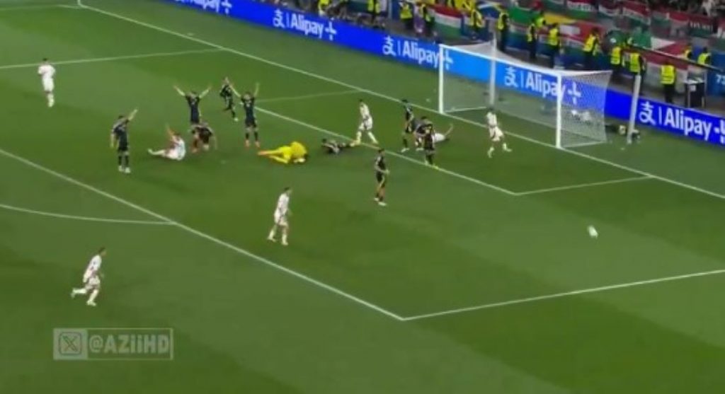UŽAS U ŠTUTGARTU Mađarski fudbaler ostao da leži posle sudara, na nosilima odnet sa terena (VIDEO)