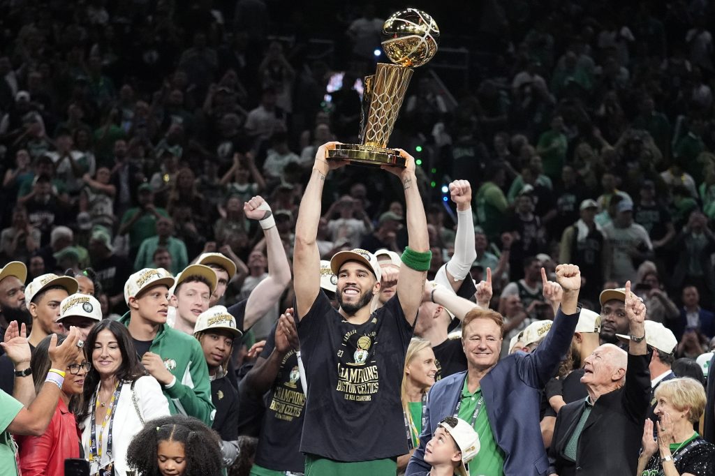 BOSTON STIGAO DO REKORDNOG 18. PRSTENA Seltiksi pregazili Dončićev Dalas i vratili se na tron NBA lige posle 16 godina! (VIDEO)