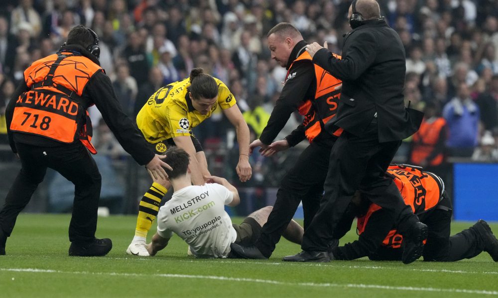 HAOS NA MEČU FINALA LIGE ŠAMPIONA Navijači upali na teren i slikali se sa fudbalerima! Susret prekinut na par minuta (FOTO+VIDEO)