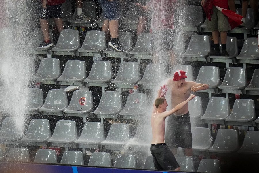 „NAJLUĐI“ SNIMAK OD POČETKA EP Sevaju munje, pucaju gromovi, lije kiša, a oni napravili žurku (VIDEO)