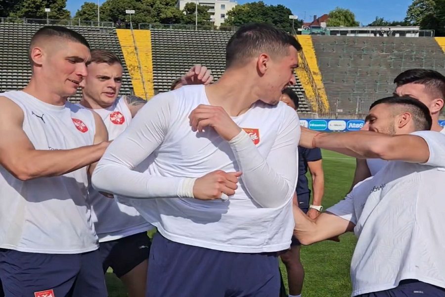 LEPA VEST PRED TRENING Golman Čelsija postao tata, pa usledio poznat srpski običaj (FOTO+VIDEO)