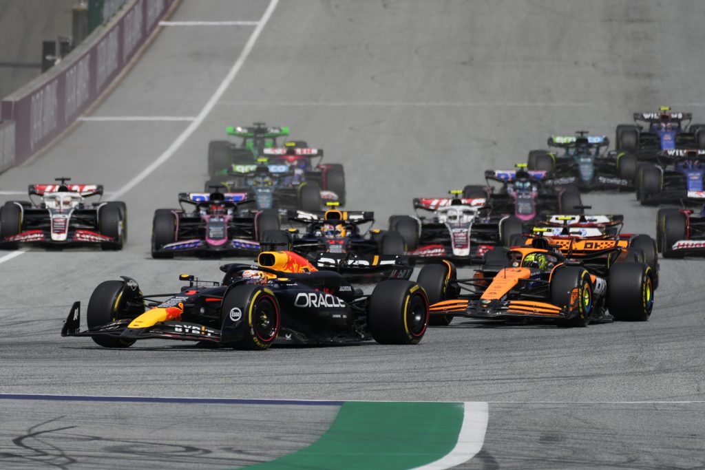 FORMULA 1 Ferstapen i Noris poklonili pobedu Raselu