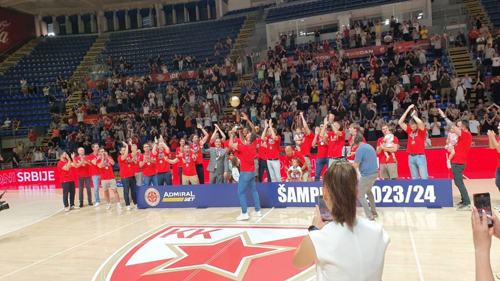 ZVEZDA PODIGLA TREĆI PEHAR U SEZONI Slavlje u „Pioniru“! „Delije“ dočekale Čovića ovacijama! (VIDEO)