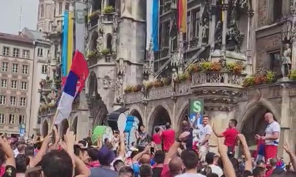URNEBESNO „Izađi mala“ ispred gradske kuće u Minhenu (VIDEO)