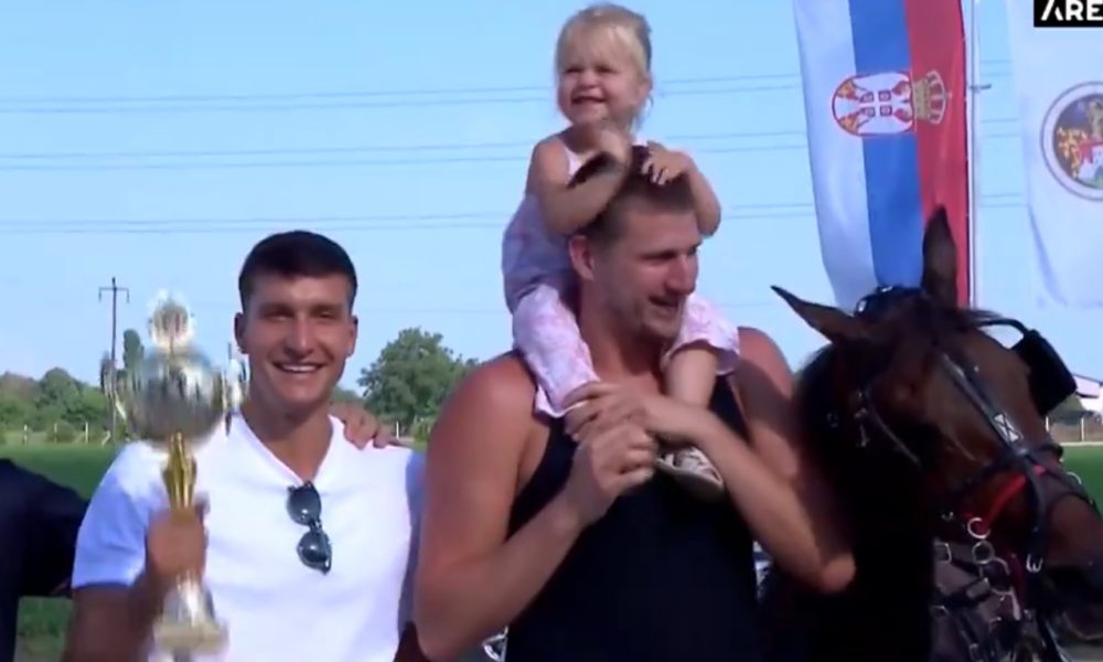 NAŠI REPREZENTATIVCI ZAJEDNO NA TRKAMA Jokićev konj pobedio, Bogdanović podigao pehar (VIDEO)