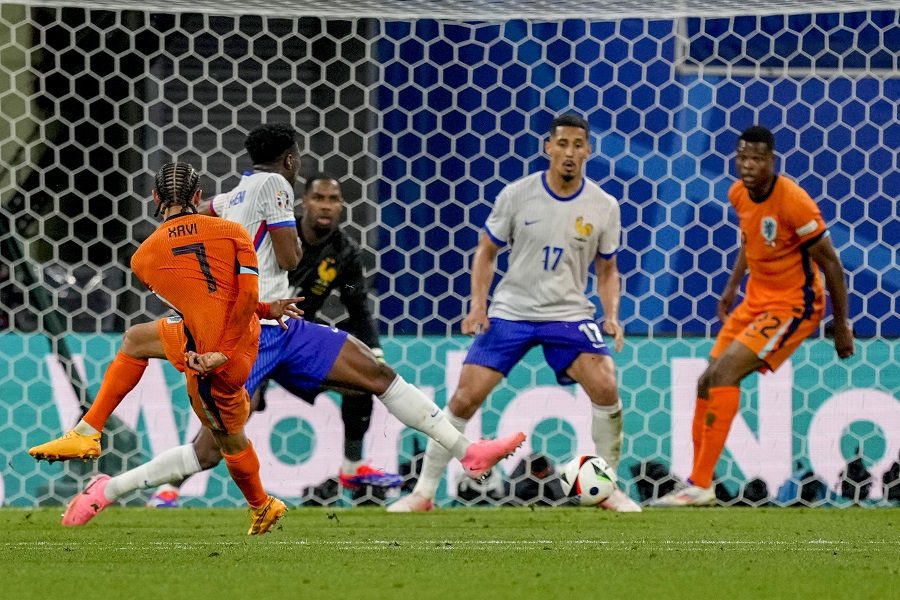 TRAGIČAR DANA Čoveče, šta radiš tu? Našao se u pogrešno vreme na pogrešnom mestu i „poništio“ pobedonosni gol (VIDEO)