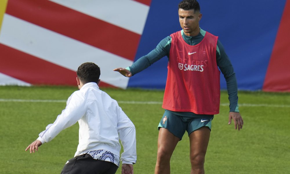 HAOS NA TRENINGU RONALDA I DRUŠTVA Golman „sašio“ navijača (VIDEO)