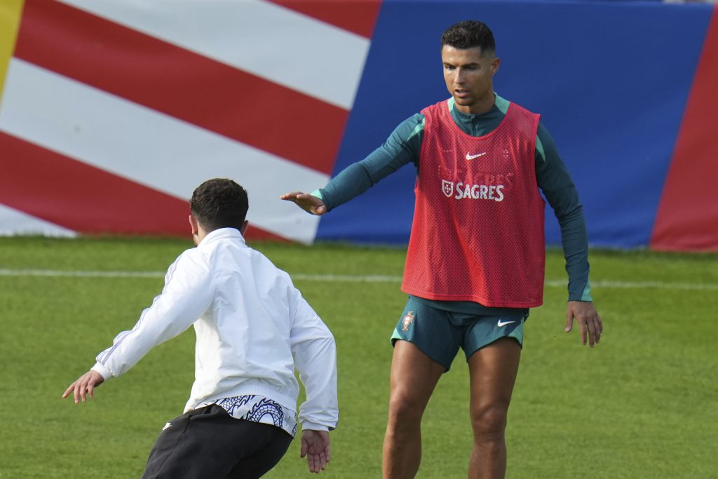 HAOS NA TRENINGU RONALDA I DRUŠTVA Golman „sašio“ navijača (VIDEO)