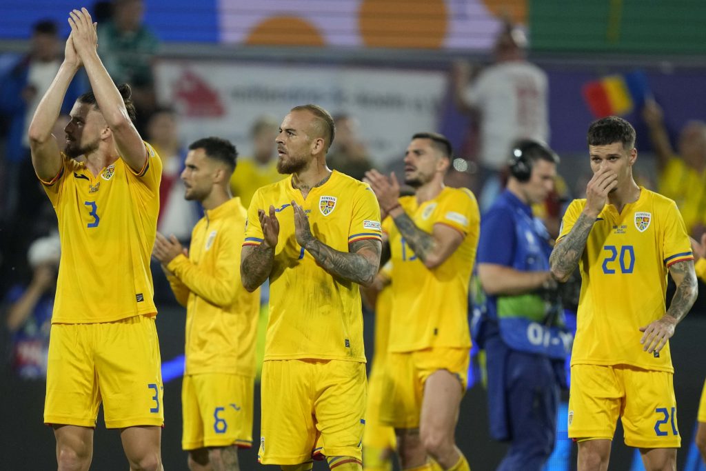 SKANDAL U PRIŠTINI Navijači tzv. Kosova izviždali himnu Rumunije i istakli zastave UČK! Imali su i transparent… (FOTO/VIDEO)