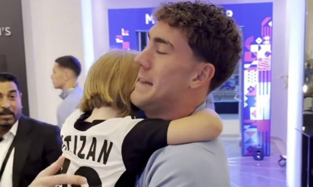 SUZA SUZU STIŽE Vlahović u naručje uzeo mladu navijačicu Partizana, a ona odmah zaplakala (VIDEO)