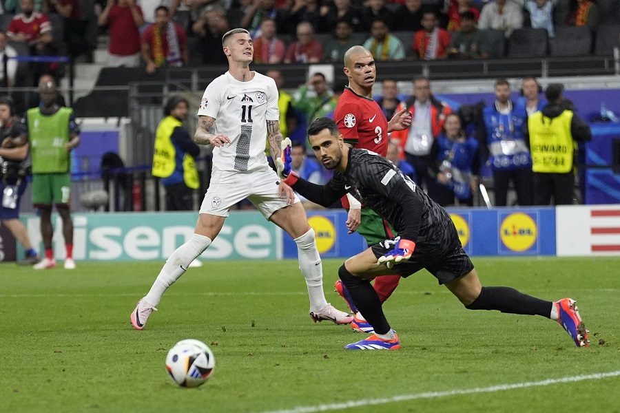HRABRA SLOVENIJA PALA U PENAL SERIJI Kosta odbranio tri jedanaesterca i odveo Portugaliju u četvrtfinale (VIDEO)