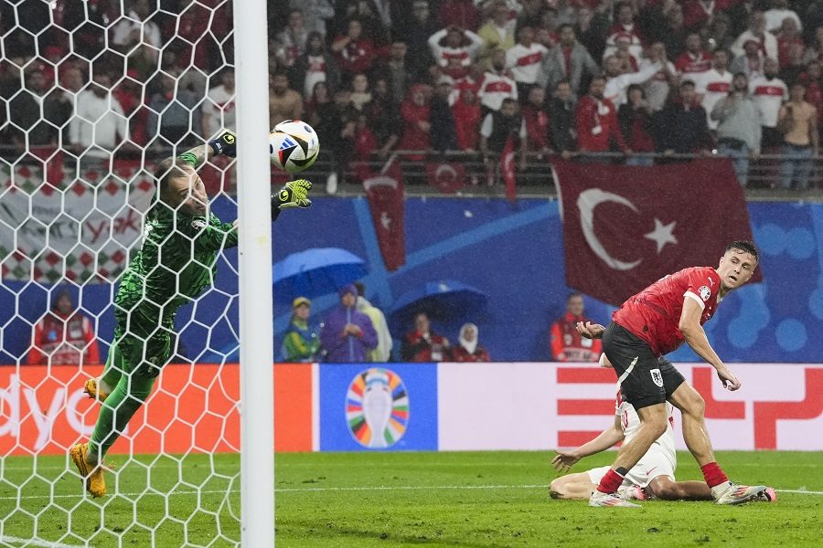 TRAGIČAR DANA Ovo nije bilo njegovo veče! U sudijskoj nadokandi se Austrijanci širom sveta uhvatili za glavu (VIDEO)