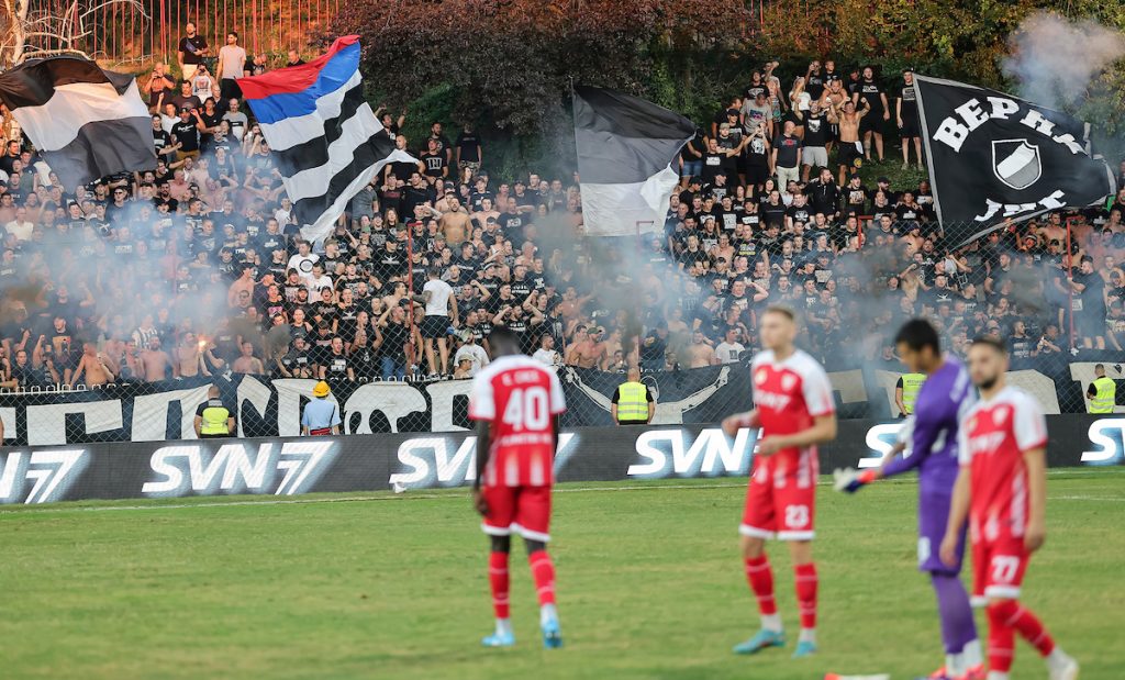 GROBARI“ „ZAPALILI“ UB Bakljada navijača Partizana na kratko prekinula spektakl na stadionu „Dragan Džajić “ (VIDEO)