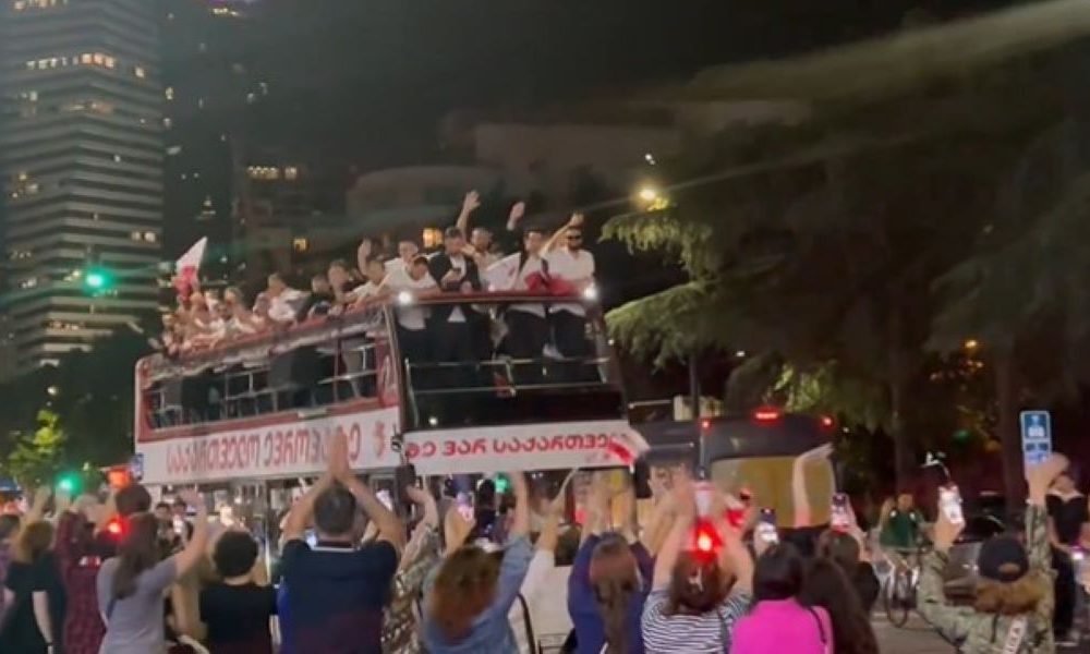 HEROJI NACIJE Hiljade Gruzina dočekalo fudbalere, ali su jednog čoveka oterali sa bine (VIDEO)