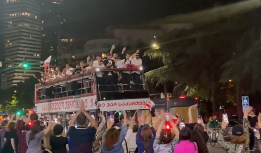 HEROJI NACIJE Hiljade Gruzina dočekalo fudbalere, ali su jednog čoveka oterali sa bine (VIDEO)