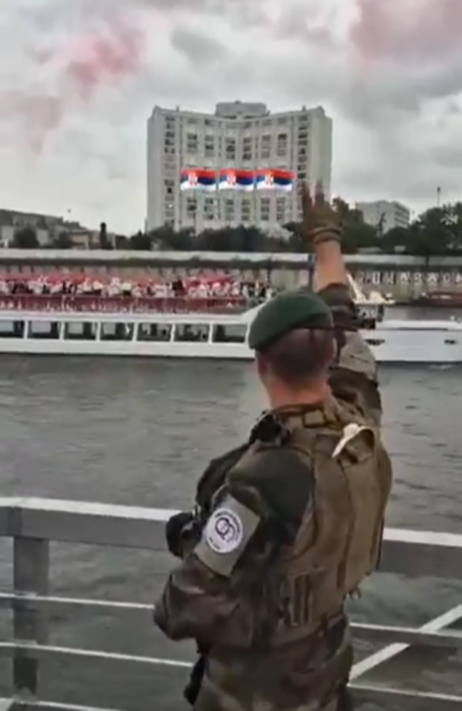 NAJEŽIĆETE SE Srbin iz Legije stranaca pozdravlja naše olimpijce sa visoko podignuta tri prsta (VIDEO)