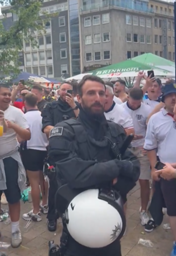 NASTAVLJA SE ŠOU U DORTMUNDU Englezi pevali nemačkom policajcu… Pljunuti je selektor (VIDEO)