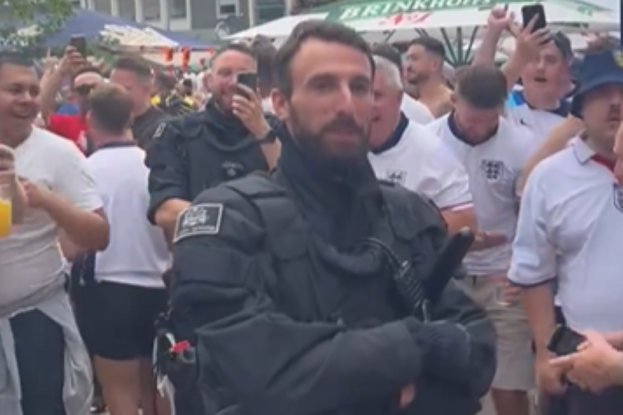 NASTAVLJA SE ŠOU U DORTMUNDU Englezi pevali nemačkom policajcu… Pljunuti je selektor (VIDEO)