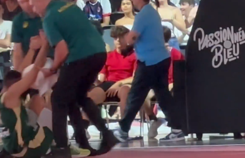 BILO JE JEZIVO Bivši košarkaš Partizana se sudario sa saigračem i pao na parket već u prvoj četvrtini! Sumnjalo se na povredu vrata (VIDEO)