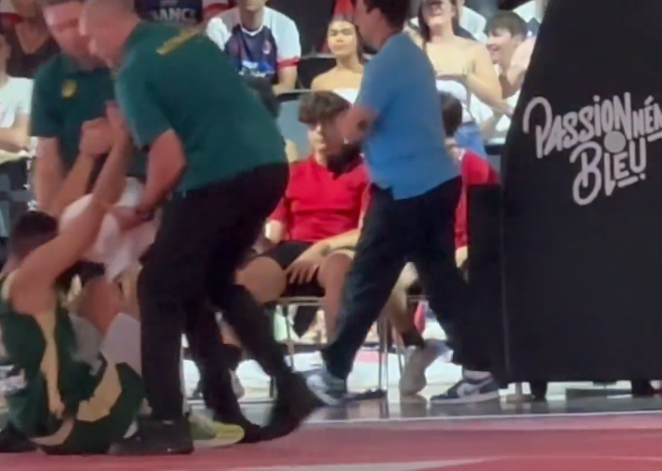 BILO JE JEZIVO Bivši košarkaš Partizana se sudario sa saigračem i pao na parket već u prvoj četvrtini! Sumnjalo se na povredu vrata (VIDEO)