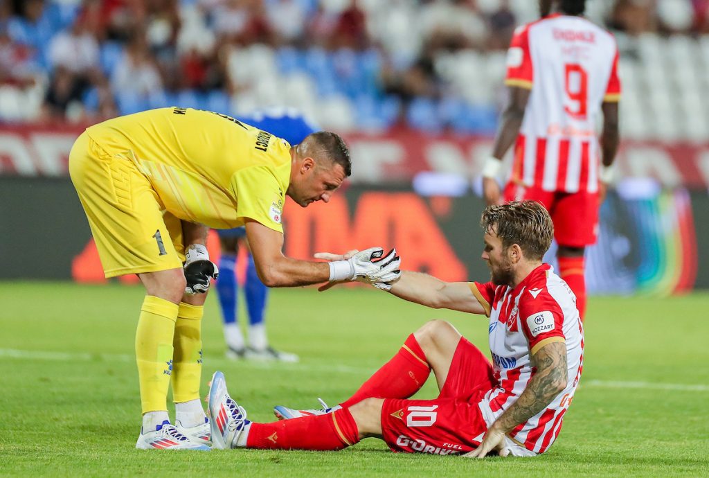 SLIKA KOJOJ JE IME NERVOZA Stamenković u klinču sa klupom Zvezde posle bure na „Marakani“ (FOTO)