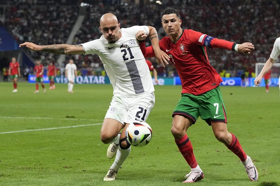 UGLEDAO SE NA KRUNIĆA I SPAJIĆA Prvotimac Zvezde napravio neverovatnu grešku u dresu reprezentacije i poklonio gol protivniku (VIDEO)