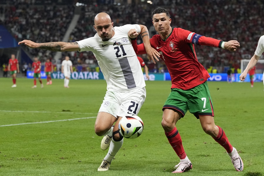 UGLEDAO SE NA KRUNIĆA I SPAJIĆA Prvotimac Zvezde napravio neverovatnu grešku u dresu reprezentacije i poklonio gol protivniku (VIDEO)