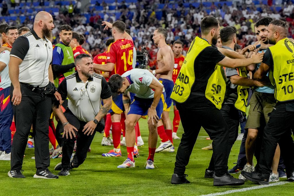 NEČUVENO Redar povredio Moratu dok je slavio plasman u finale (VIDEO)