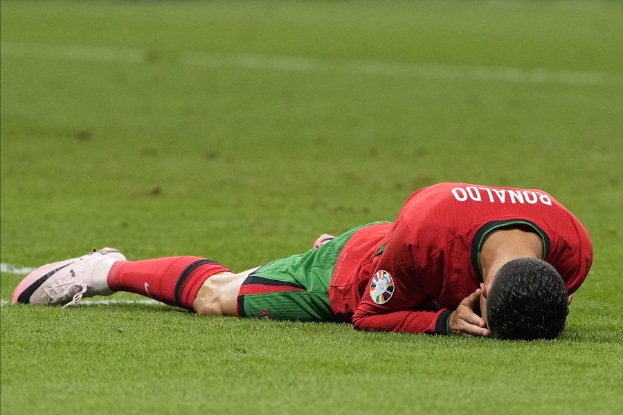 DALJE NEĆEŠ MOĆI Oblak heroj Slovenije, odbranio penal Ronaldu! Kristijano plače, saigrači ne mogu da ga smire (VIDEO)
