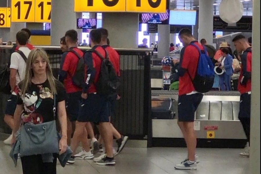 PROBLEM SA PRTLJAGOM Vošini fudbaleri čekali stvari sat vremena po sletanju u Amsterdam, a onda se bez njih uputili ka hotelu! (VIDEO)