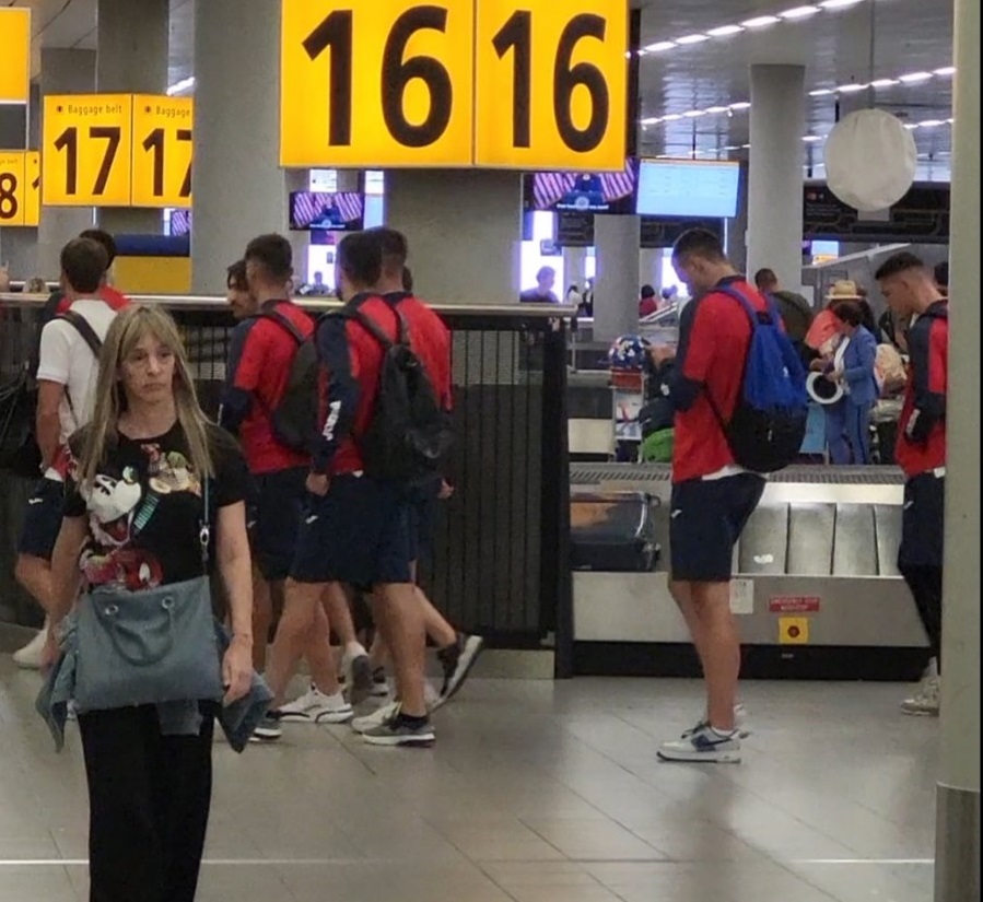PROBLEM SA PRTLJAGOM Vošini fudbaleri čekali stvari sat vremena po sletanju u Amsterdam, a onda se bez njih uputili ka hotelu! (VIDEO)