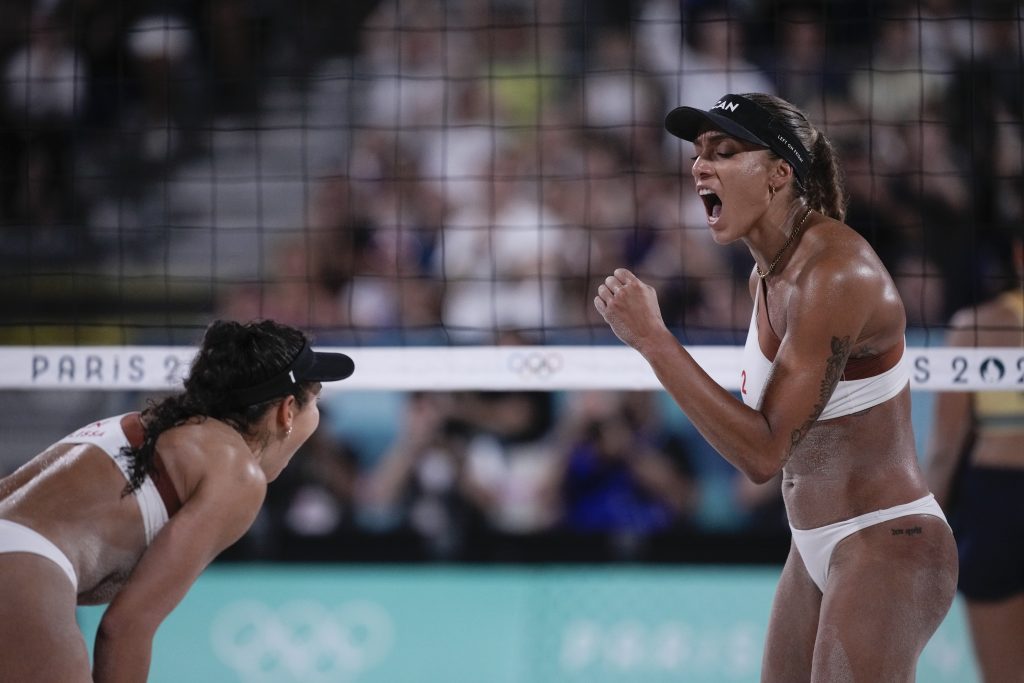 BRENDI VILKERSON Devojka zbog koje muškarci pune tribine terena za odbojku na pesku! Juče se umalo potukla, ali je „šorku“ sprečio Srbin (FOTO+VIDEO)