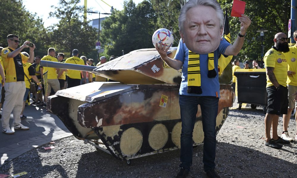 TENK ISPRED STADIONA BORUSIJE I CRVENI KARTON: Uzeli ste 20 krvavih miliona evra! Gde vam je moral?