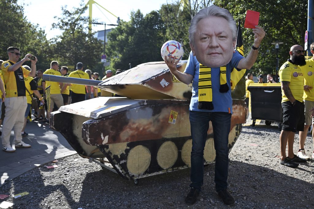 TENK ISPRED STADIONA BORUSIJE I CRVENI KARTON: Uzeli ste 20 krvavih miliona evra! Gde vam je moral?
