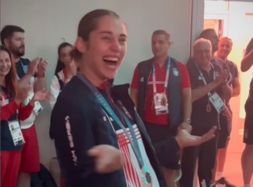 OVAKO SE SLAVILO SREBRO Srpski sportisti vratili Aleksandri osmeh na lice, a onda svi zaigrali kolo (VIDEO)