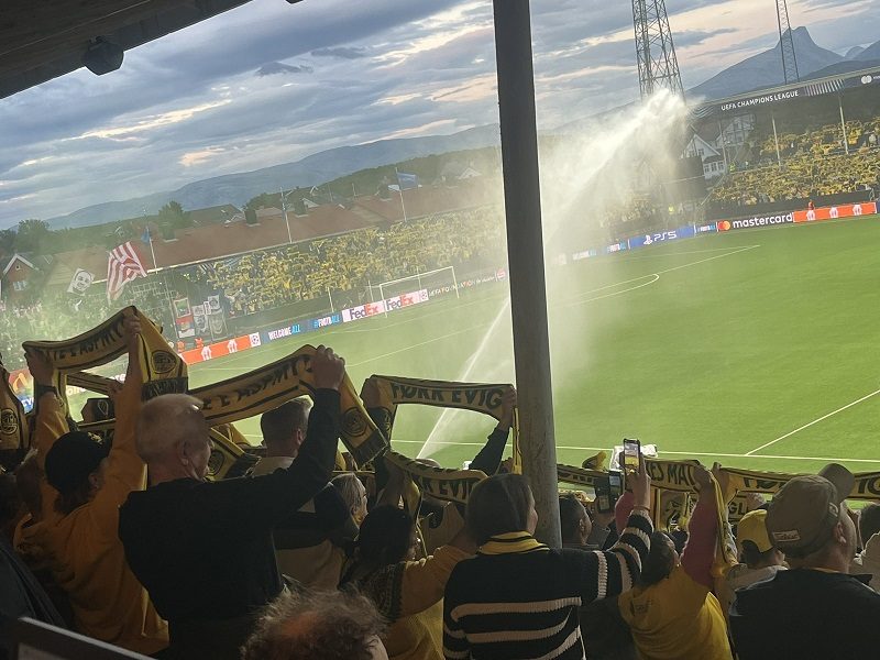 SPEKTAKULARNA ATMOSFERA Žuti zid, šalovi, pesme i vatrometi na stadionu Bodo/Glimta (FOTO+VIDEO)