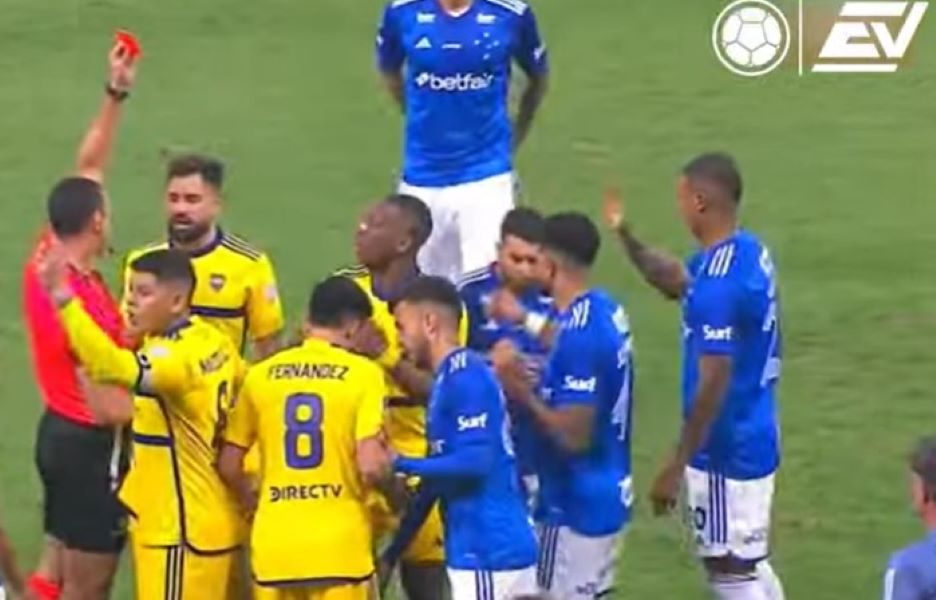 NIJE MORAO NI DA SE ZAGREVA Fudbaler Boke „pocrveneo“ posle samo devet sekundi! (VIDEO)