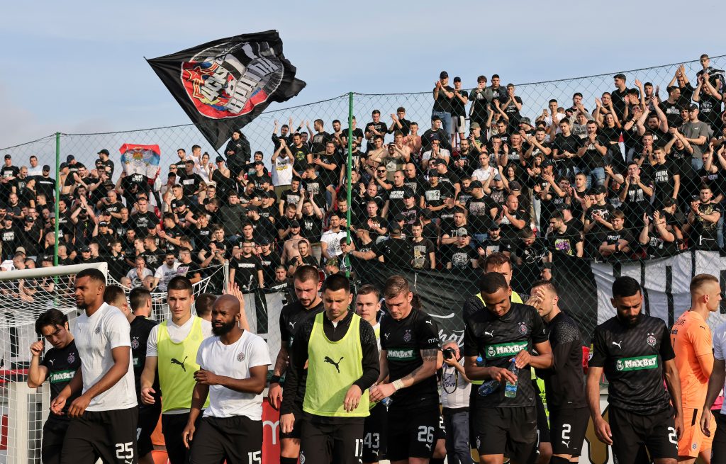 „Grobari“ okupirali Humsku! Ne pamte se ovakve gužve oko stadiona (VIDEO)