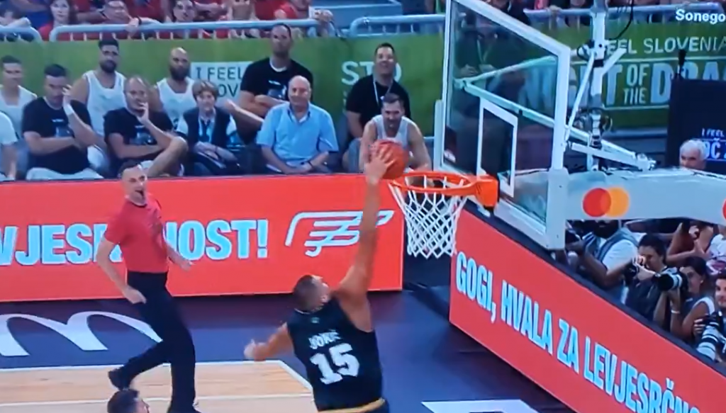 OVO SMO VIDELI SADA I MOŽDA NIKADA VIŠE Jokić digao Ljubljanu na noge! Asistirao sebi o tablu, pa NBA zakucao (VIDEO)