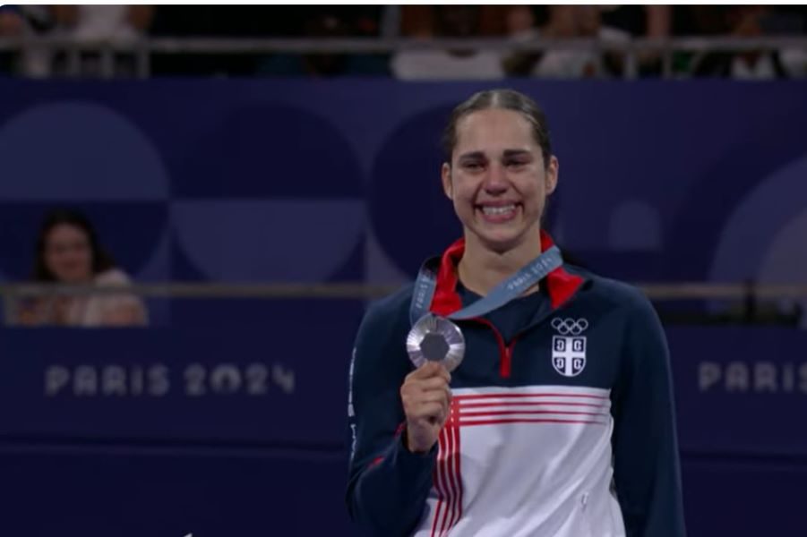 OVO SMO ČEKALI Aleksandra sa medaljom ovo vrata, ali suze nije mogla da sakrije (VIDEO)
