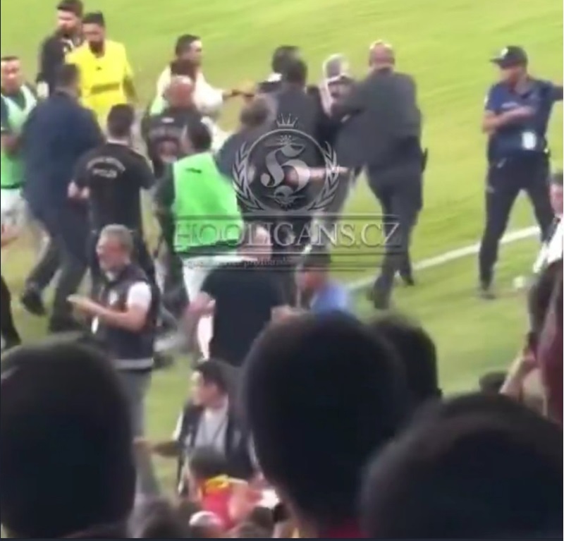SKANDAL U TURSKOJ Predsednik Fenerbahčea pogođen flašom! Pao je na pod, a onda… (VIDEO)
