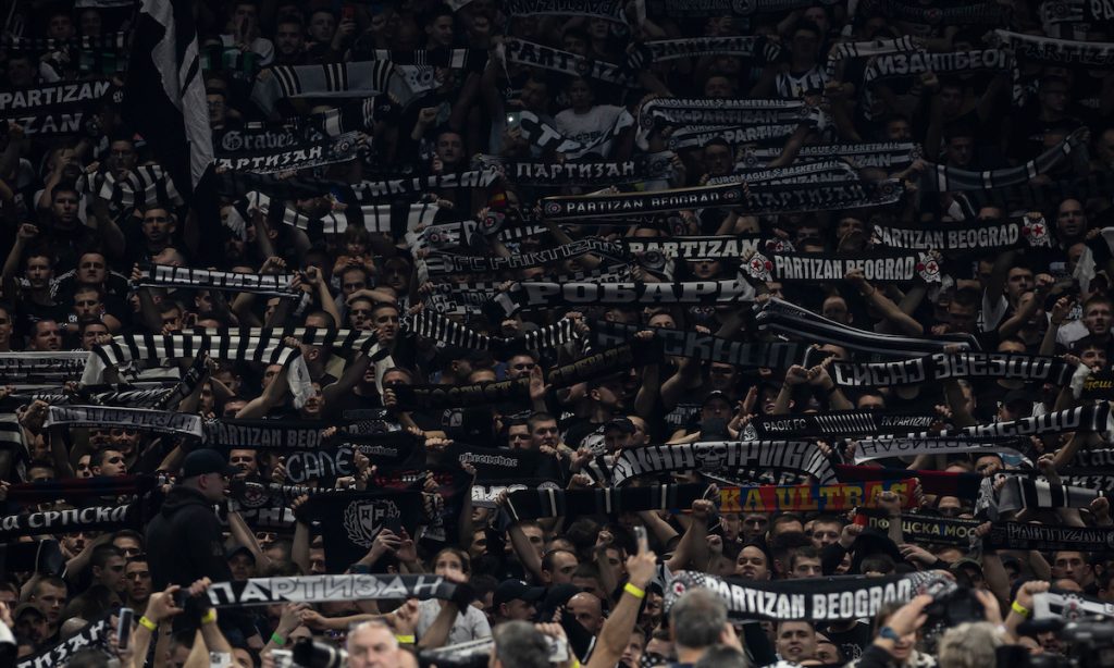 Korteo „grobara“ krenuo ka Areni! Pesma odjekuje ulicama (VIDEO)