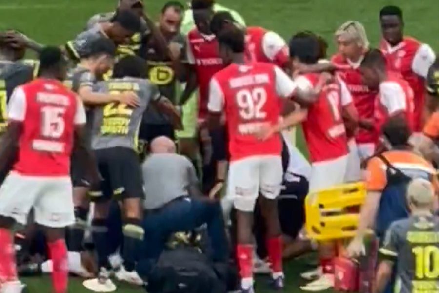 UŽASNA SCENA Vezista Lila ostao bez svesti posle sudara! Iznet je sa terena na nosilima (VIDEO)