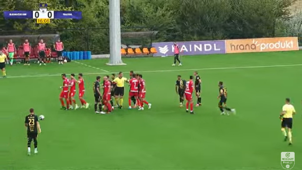 FRKA Sukob fudbalera Radničkog i Trajala, sudija sprečio opšti haos (VIDEO)