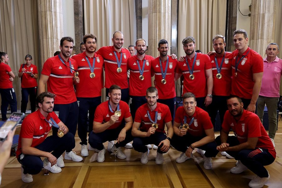 ŠAPIĆ DOČEKAO ŠAMPIONE Svi olimpijci pružili ruku gradonačelniku, osim jednog (VIDEO)